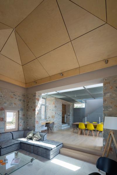 Famennyezet és terméskő fal - nappali ötlet, modern stílusban