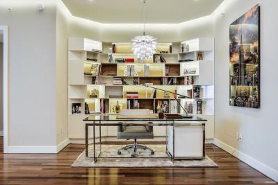 Dolgozósarok látványos polccal - dolgozószoba ötlet, modern stílusban