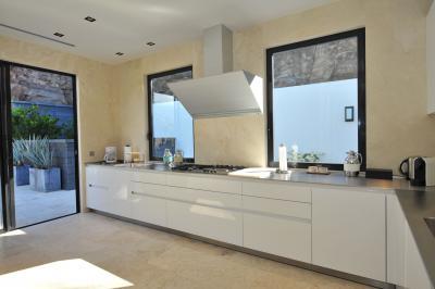 Tágas konyha design elszívóval - konyha / étkező ötlet, modern stílusban