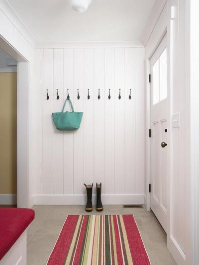 Fogas zöld táskával - előszoba ötlet, rusztikus stílusban