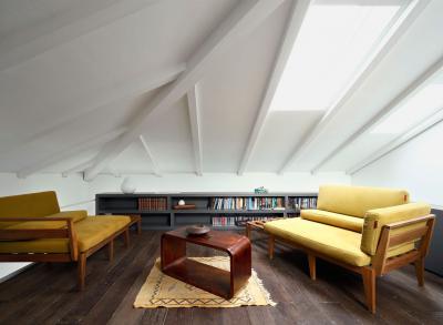 Látványosan kialakított tér a tető alatt - nappali ötlet, modern stílusban