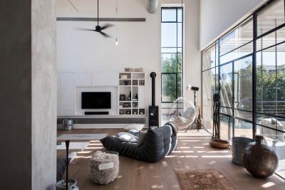 Lotf jellegű nappali sok üvegfelülettel - nappali ötlet, modern stílusban