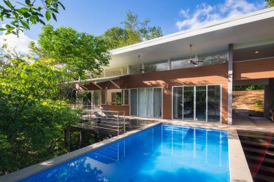 Medence az emeleti teraszon - erkély / terasz ötlet, modern stílusban