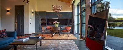 Egyterű konyha nappali terasszal - nappali ötlet, modern stílusban