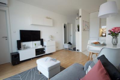 Kis lakás sok fehérrel - nappali ötlet, modern stílusban