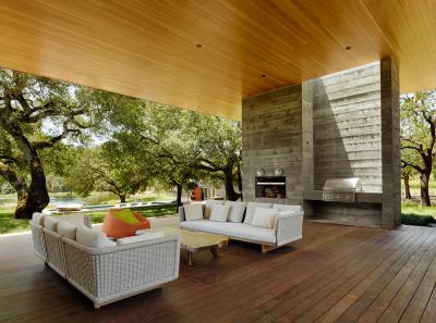 Látszóbeton és fa a fedett teraszon - erkély / terasz ötlet, modern stílusban