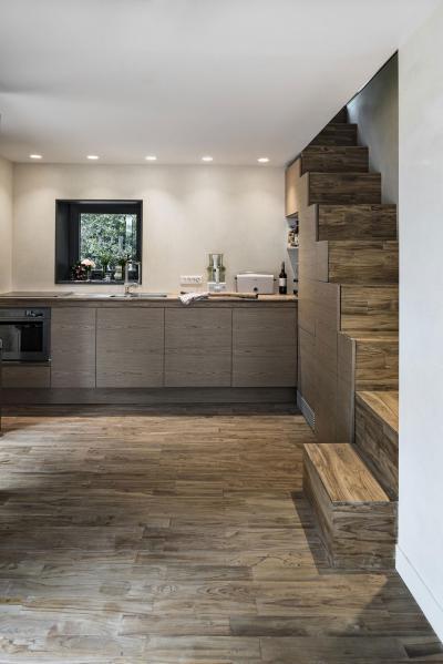 Konyha lépcsővel és egységes burkolattal - konyha / étkező ötlet, modern stílusban