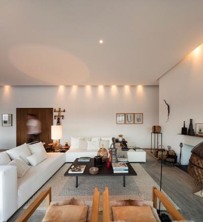 Mennyezeti világítás az álmennyezet mögött - nappali ötlet, modern stílusban