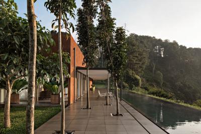 Teraszburkolat a medence mellett - kert / udvar ötlet