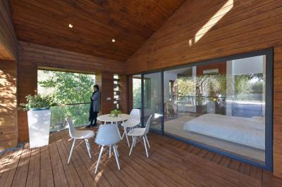 Rusztikus fa veranda modern kiegészítőkkel - erkély / terasz ötlet