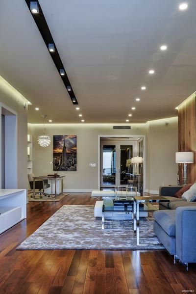 Álmennyezetbe épített világítás - nappali ötlet, modern stílusban