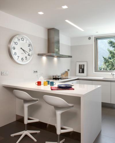 Fehér konyha dekoratív faliórával - konyha / étkező ötlet, modern stílusban