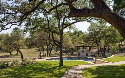 Medence és grillező a kertben - kert / udvar ötlet, klasszikus stílusban