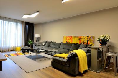 Sötét színű sarokkanapé a nappaliban - nappali ötlet, modern stílusban