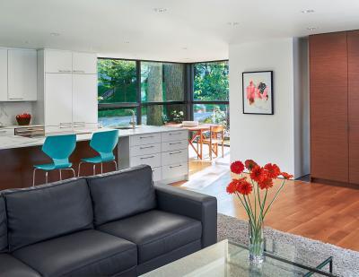 Nappali konyhával és üvegezett étkezővel - nappali ötlet, modern stílusban