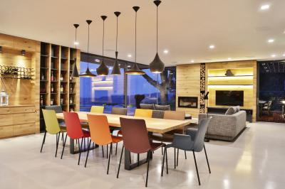 Tágas nappali színes székekkel - nappali ötlet, modern stílusban