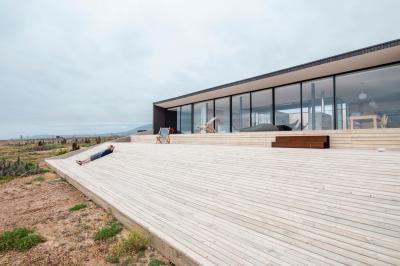 Minimál lakóház különleges terasszal - erkély / terasz ötlet, minimál stílusban