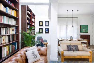 Tűzött bőrkanapé a nappaliban - nappali ötlet, modern stílusban