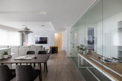 Dolgozószoba az üvegfal mögött - nappali ötlet, modern stílusban