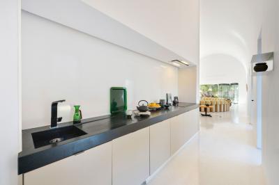 Lineáris konyha minimál stílusaban - konyha / étkező ötlet, minimál stílusban