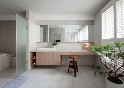 Tágas fürdőszoba üveg térelválasztóval - fürdő / WC ötlet, modern stílusban