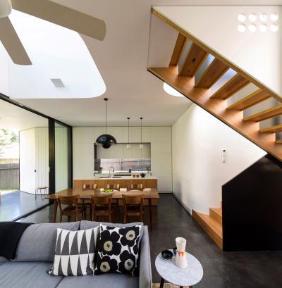 Lépcső a nappali és a konyha közé - konyha / étkező ötlet, modern stílusban