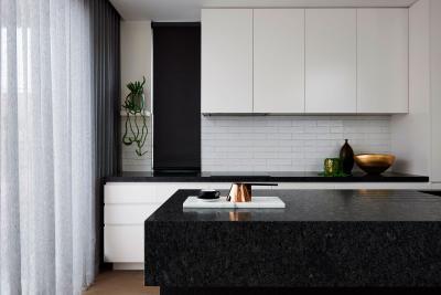 Fekete fehér modern konyha - konyha / étkező ötlet, modern stílusban
