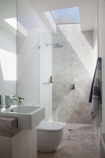 Felülről bevilágított fürdőszoba - fürdő / WC ötlet, modern stílusban