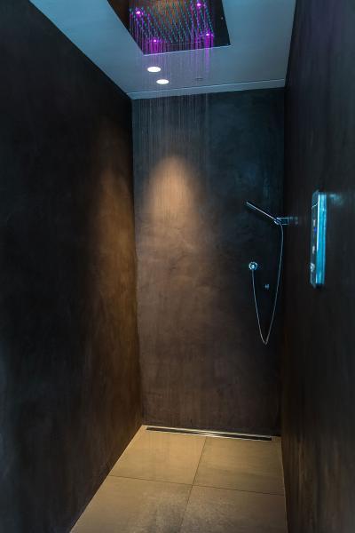 Épített zuhanyfülke fekete fallal - fürdő / WC ötlet, modern stílusban