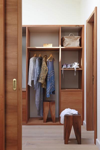 Járható gardrób - belső továbbiak ötlet, modern stílusban