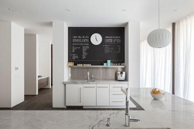 Fehér konyhabútor márvány pulttal - konyha / étkező ötlet, modern stílusban