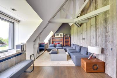 Tetőtéri nappali látszógerendával - tetőtér ötlet, modern stílusban