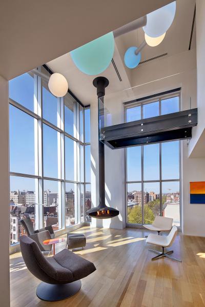 Panoráma ablak és design kandalló - nappali ötlet, modern stílusban