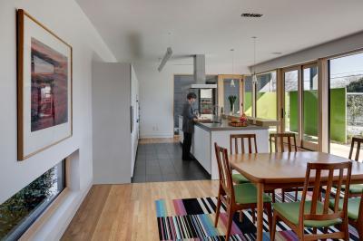 Hideg- és melegburkolatok váltakozása - konyha / étkező ötlet, modern stílusban