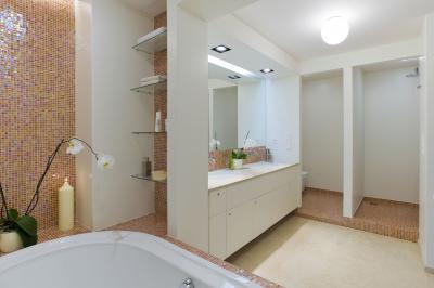 Mozaikcsempe a fürdőben - fürdő / WC ötlet, modern stílusban