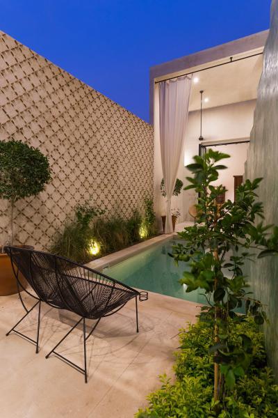 Kicsi terasz medencével - kerítés ötlet, modern stílusban