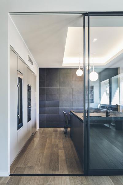 Üveg tolóajtó a konyhában - konyha / étkező ötlet, modern stílusban