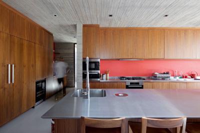 Látszóbeton és tömörfa bútorfrontok - konyha / étkező ötlet, modern stílusban