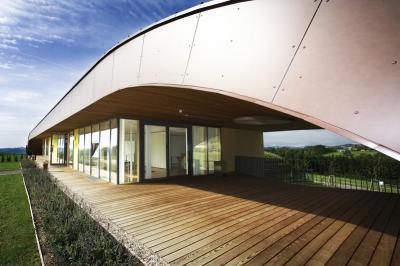 Falat helyettesítő műanyag-alu ablakok - homlokzat ötlet, modern stílusban