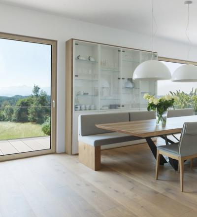 Fa-alu ablak és teraszajtó a konyhában - konyha / étkező ötlet, modern stílusban