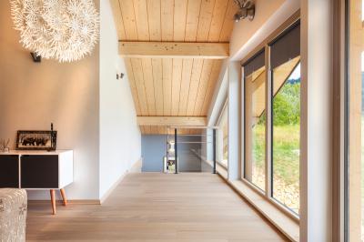 Sok ablak a közlekedőben - belső továbbiak ötlet, modern stílusban