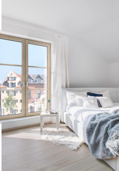 Hagyományos megjelenésű, fa-alu ablak - háló ötlet, modern stílusban