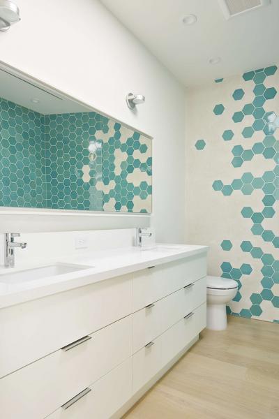 Türkiz-fehér fürdőszoba - fürdő / WC ötlet, modern stílusban