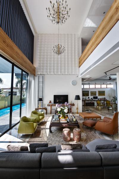 Galériás nappali sok fénnyel - nappali ötlet, modern stílusban