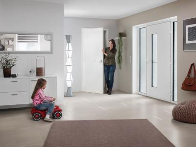 Modern fehér bejárati ajtó - bejárat ötlet, modern stílusban