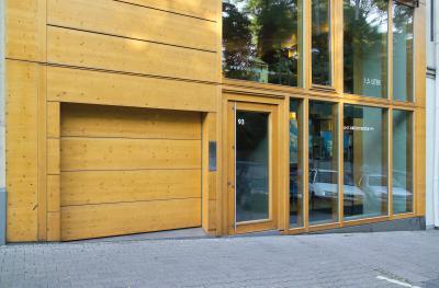 Homlokzathoz illő szekcionált garázskapu - garázs ötlet, modern stílusban