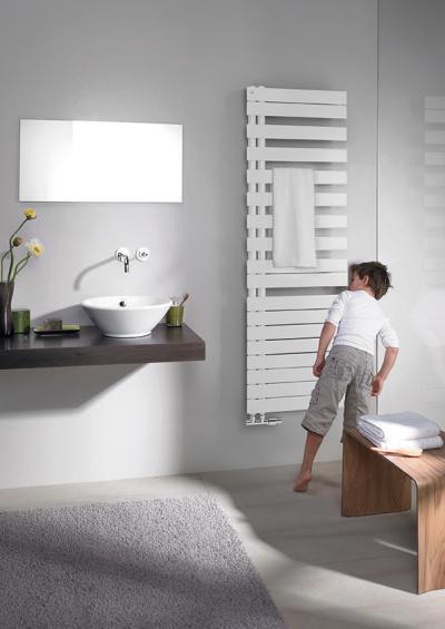 Zehnder Roda Spa Asym Traffic White jobbos melegvizes üzemmód - fürdő / WC ötlet, modern stílusban