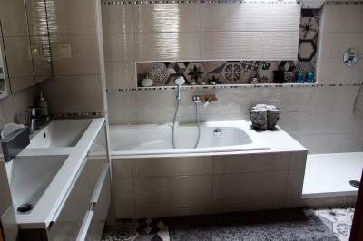 Dupla mosdó a fürdőben - fürdő / WC ötlet, modern stílusban