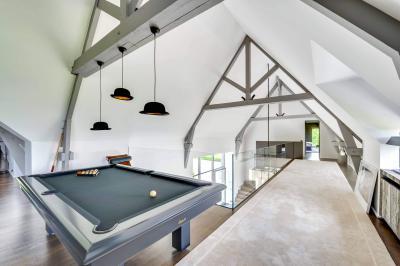 Billiárdszoba a tetőtérben - belső továbbiak ötlet, modern stílusban