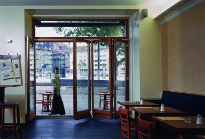 Harmonikában nyíló üvegajtó - bejárat ötlet, modern stílusban